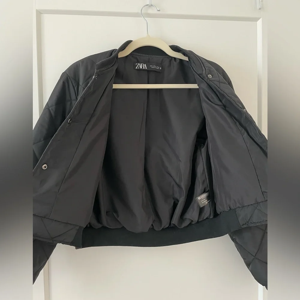 Zara Black Quilted Bomber Jacket - Cropped Lightweight Fall Jacket - Picture 4 of 5